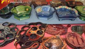 images/gallery/souvenir/antique-wood-craft-in-batik.jpg